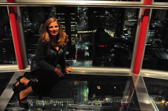 A quase 200 metros de altura, sobre o piso de vidro da torre mais alta de Calgary, no Canadá